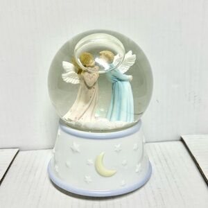 Angel snow globe